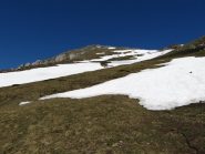 Poche lingue di neve sul versante sud