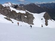 alle spalle dei soci la breve salita alla campana della Gran Guglia
