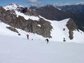alle spalle dei soci la breve salita alla campana della Gran Guglia