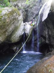 Luca  si prepara al tuffo di 6 mt