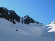 il ripido canalino di accesso a sx. del Ciriegia