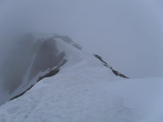 il tratto di creste finali  miste cornici di neve,roccette