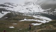 sci a spalle in salita