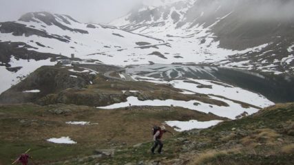 sci a spalle in salita