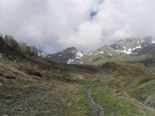 verso il rifugio  con il colle in vista sullo sfondo