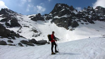 salendo verso il pendio-canale che porta al colletto di quota 2721 m. (21-5-2011)