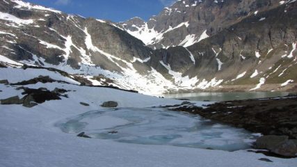 il bellissimo laghetto di Pratorotondo e il Lago Serrù dietro (21-5-2011)