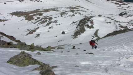 Sandro nel tratto più ripido verso il colletto di quota 2721 m. (21-5-2011)