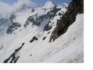 Dal canalone adducente al Passo della Galisia si vede la Cima della Vacca e a dx la Grand Aig. Rousse