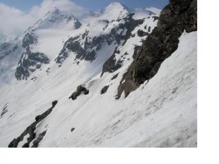 Dal canalone adducente al Passo della Galisia si vede la Cima della Vacca e a dx la Grand Aig. Rousse
