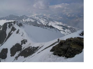 Franco si accinge a lasciare la vetta...a sx e' la Petit Aig.Rousse