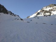 6.Il canale NE gia' al sole,in alto a dx la Cima di Leccia.