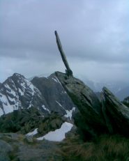 Curioso segnale, ai piedi dell' ultimo strappo per la vetta