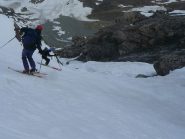 appena sopra la stretta parte mediana