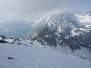 Scendendo, vista verso il Passo Barra della Vagliotta e le cime vicine avvolte nella nuvolaglia
