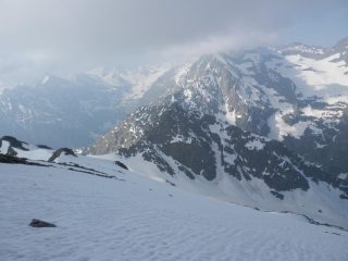 Scendendo, vista verso il Passo Barra della Vagliotta e le cime vicine avvolte nella nuvolaglia