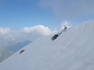 Quel che si vede spuntare della croce.....