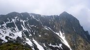 La cresta con la cima a dx