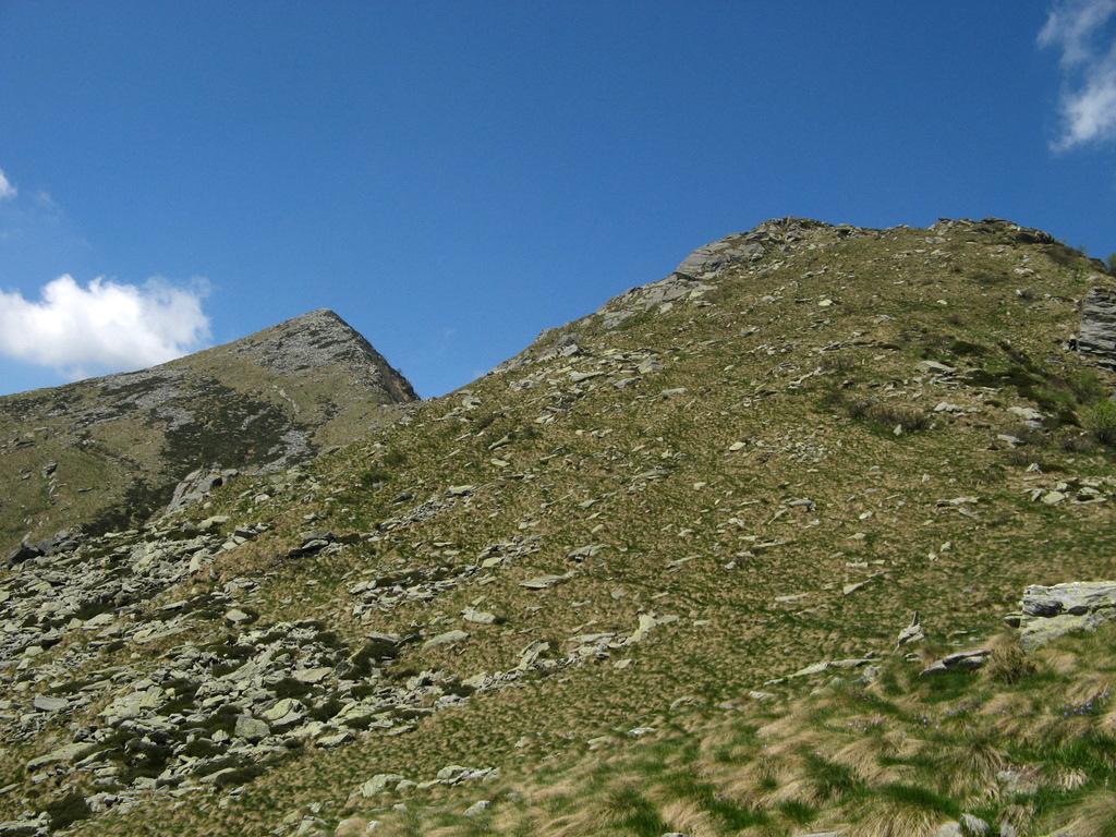 A dx dell'elevazione in primo piano inizia il sentiero di cresta