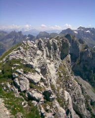 Dalla vetta, la cresta in direzione E