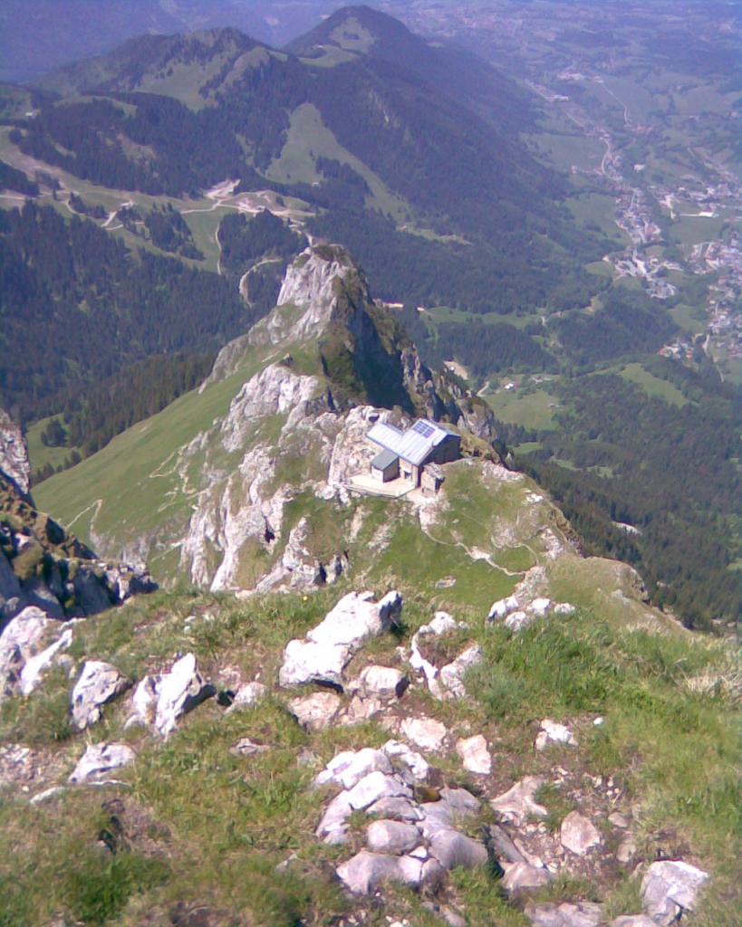 Il Refuge d' Oche, sulla cresta W della montagna