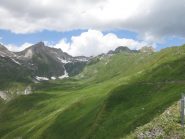 La conca dell'alpe Bonalé dominata dall'Aig.lle omonima