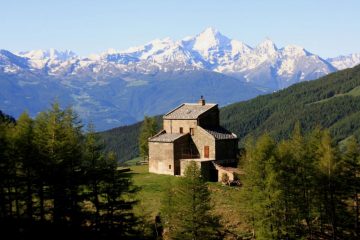 la casa di Einaudi nella conca di By e il Gruppo della Grivola sullo sfondo (28-5-2011)