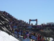 il colle gremito in attesa