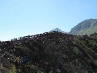 sembrano tanti indiani in assetto di guerra!