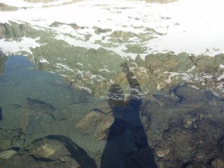 la parete ovest ribaltata nel lago