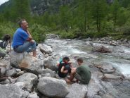 riposo in riva al torrente