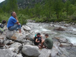 riposo in riva al torrente