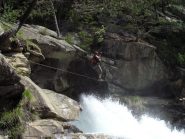 Il ponte sospeso sopra la cascata 