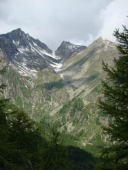 al centro Passo e monte Fricolla