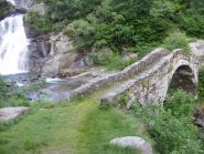 Il ponte a schiena d'asino sul rio