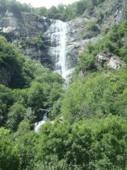 cascatone da 120 m visibile dalla strada