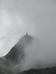 Il Cristo del Mombarone avvolto dalle nuvole