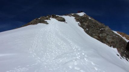 la breve crestina nevosa che porta in vetta (12-6-2011)