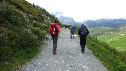 salendo sulla stradina iniziale verso il Refuge de l'Etendard (11-6-2011)