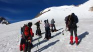 il gruppo in salita lungo il Ghiacciaio a quota 3100 m. (12-6-2011)