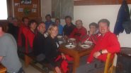 foto di gruppo a tavola al Refuge de l'Etendard (11-6-2011)