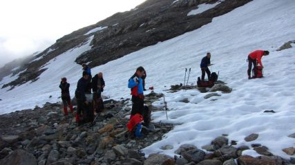 un momnento di pausa a quota 2600 m. per mettere i ramponi (12-6-2011)
