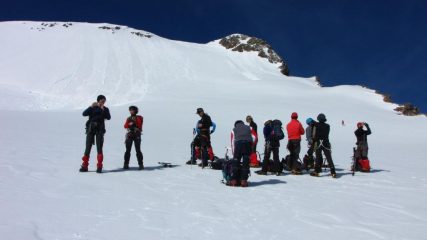 ultima sosta del gruppo prima di salire il ripido pendio terminale (12-6-2011)