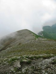 Il sentiero sullo spartiacque con la Valle di Bellino
