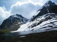 Il Lago Perrin; al centro il valloncello nevoso