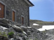 la casermetta ricostruita e marmotta  in contemplazione della stessa