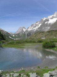 l'arrivo al lago Combal,a sinistra il col della Seigne,al centro les Pyramid Calcaires ed il rifugio Elisabetta