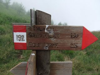 Cartello con indicazione per sentiero 192