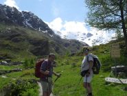 la chiara indicazione del Rifugio Epee nel vallone sotto la Gran Rousse