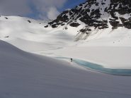 vicino al laghetto glaciale poco sotto la punta